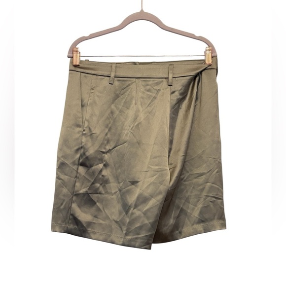 Stylish Women's Pleated Shorts in Olive Green - Picture 2 of 4